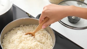 Ryż po ugotowaniu za bardzo się klei? Winny jest popularny błąd 