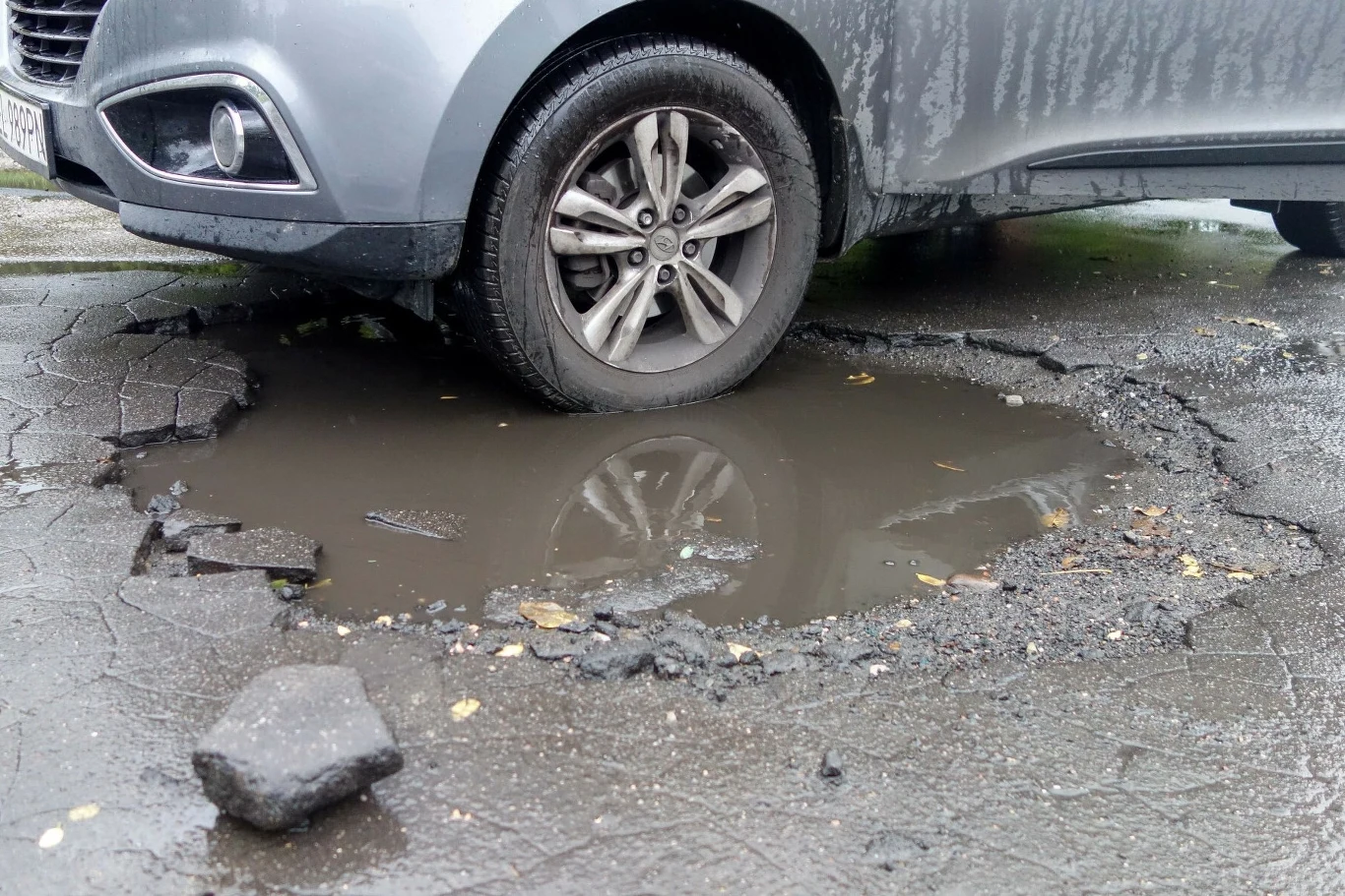 Co jeśli uszkodzę oponę po wjechaniu w dziurę na drodze? Co jeśli uszkodzę oponę po wjechaniu w dziurę na drodze?