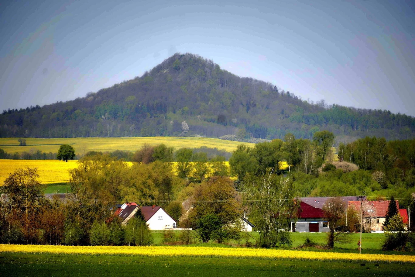 Góry Kaczawskie, czyli tak zwana Kraina Wygasłych Wulkanów to geologiczna perełka Polski. Góry Kaczawskie, czyli tak zwana Kraina Wygasłych Wulkanów to geologiczna perełka Polski.