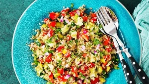 Sałatka z czosnkiem niedźwiedzim z przepisu Ewy Wachowicz to świetne dopełnienie dań z grilla.