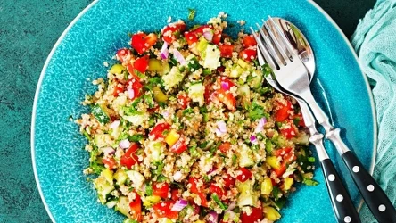 Sałatka z czosnkiem niedźwiedzim z przepisu Ewy Wachowicz to świetne dopełnienie dań z grilla.