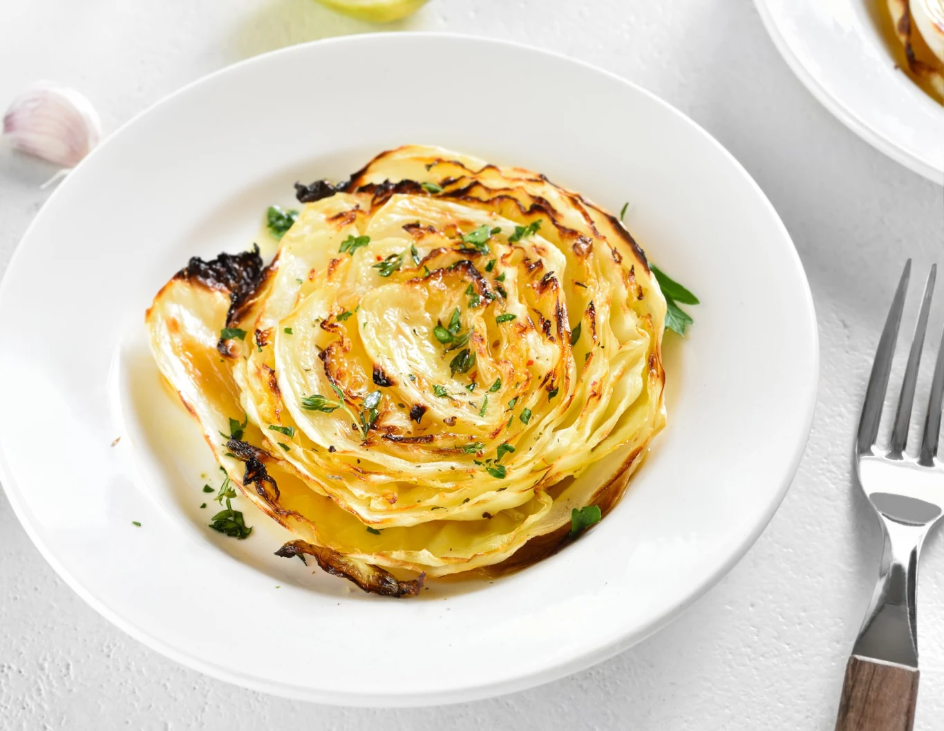 Kapustę można pokroić na ćwiartki lub grube plastry