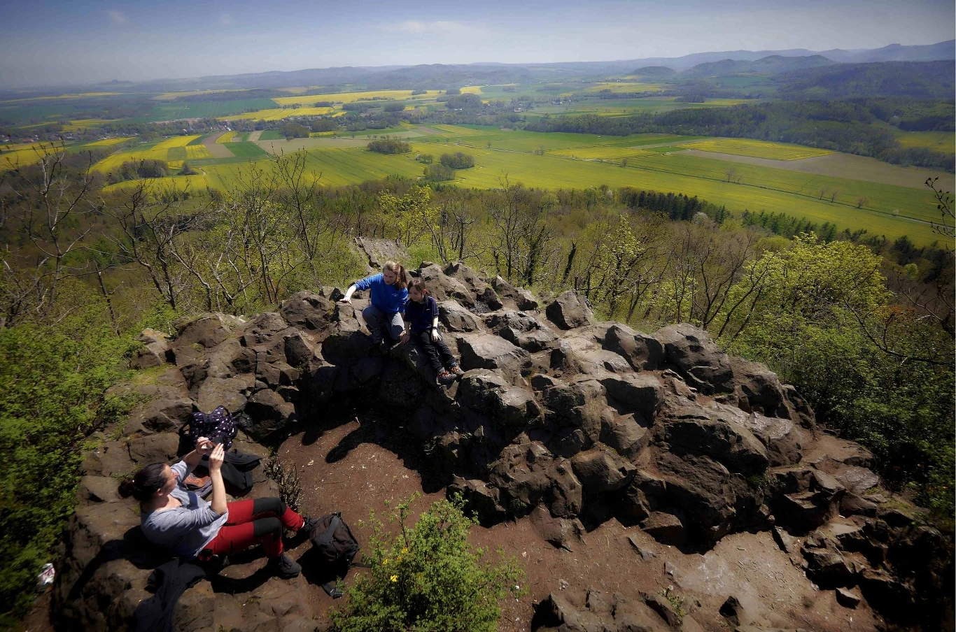 Ostrzyca to najwyższe wzniesienie i zarazem symbol Pogórza Kaczawskiego. Można zobaczyć na niej wyjątkowy twór przyrody, jakim są gołoborza. Ostrzyca to najwyższe wzniesienie i zarazem symbol Pogórza Kaczawskiego. Można zobaczyć na niej wyjątkowy twór przyrody, jakim są gołoborza.
