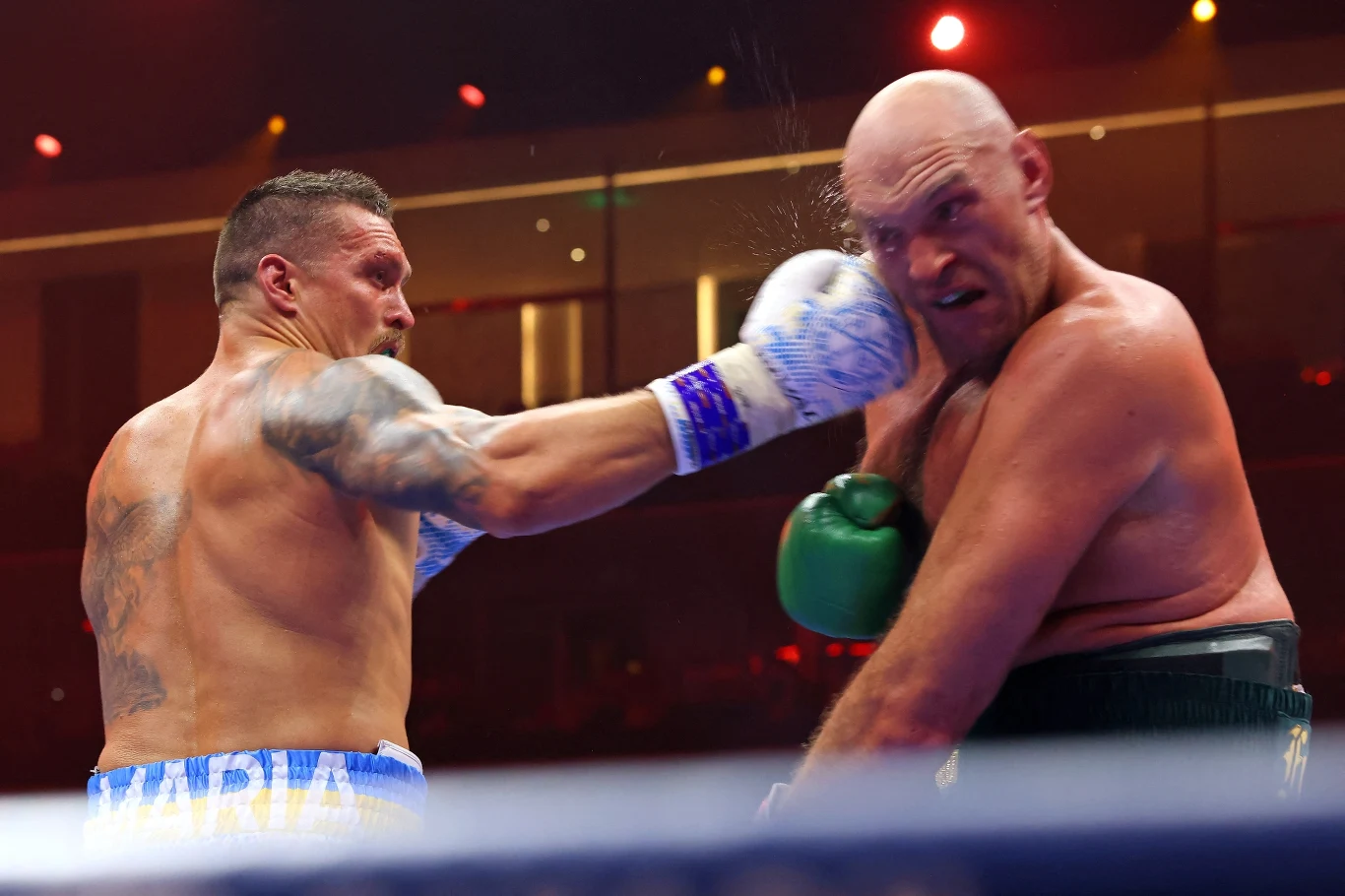 Ołeksandr Usyk (z lewej) w walce z Tysonem Furym Ołeksandr Usyk (z lewej) w walce z Tysonem Furym