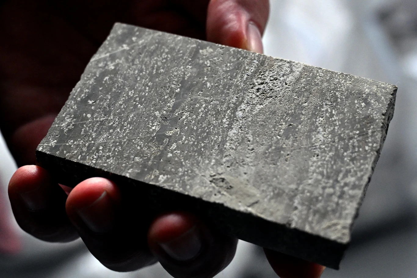 Lit jest niezbędny w energetycznej transformacji (służy m.in. do produkcji akumulatorów). Na zdj. rdzeń rudy skalnej zawierającej lit z bośniackiego Lopare Lit jest niezbędny w energetycznej transformacji (służy m.in. do produkcji akumulatorów). Na zdj. rdzeń rudy skalnej zawierającej lit z bośniackiego Lopare