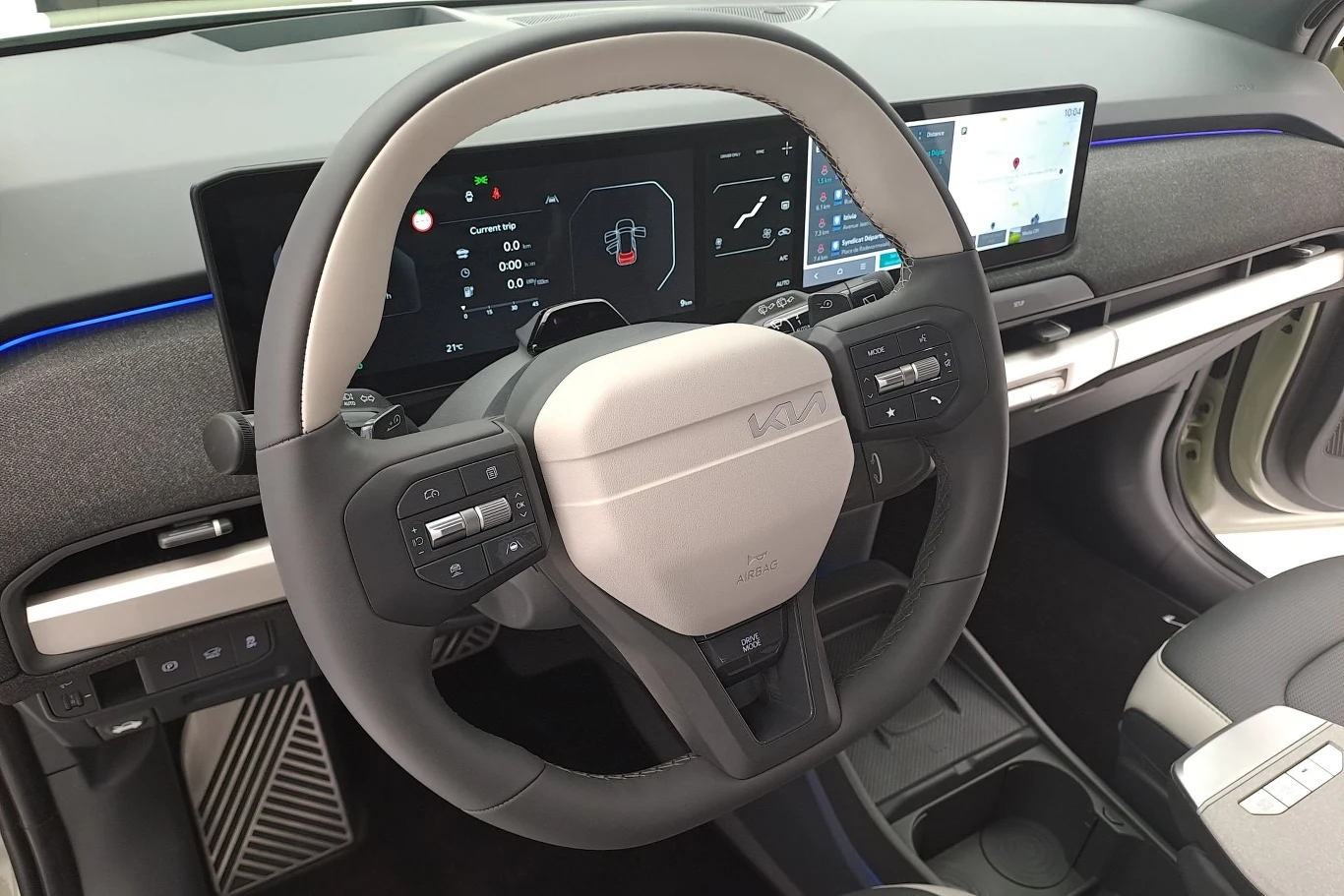 Kia EV3 ma w sumie trzy ekrany - 12,3-calowy wyświetlacz wskaźników oraz ekran multimediów oraz znajdujący się między nimi pięciocalowy wyświetlacz do obsługi multimediów.