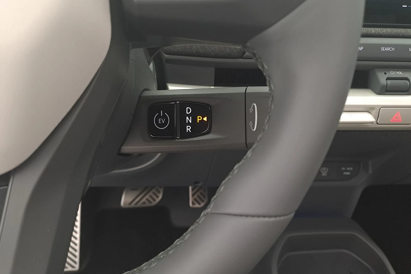 Z prawej strony kolumny kierownicy znajduje się dźwignia zmiany biegów. 