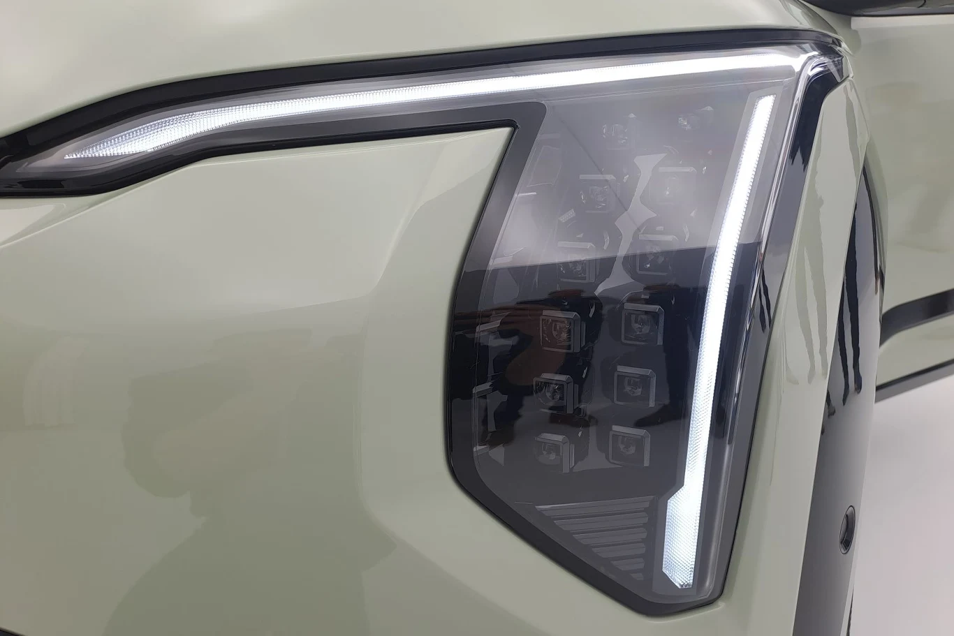 Tworząc przód auta stosowano się do projektu tzw. Twarzy Tygrysa. Ułożone pionowo światła do jazdy dziennej faktycznie przypominają tygrysie kły.