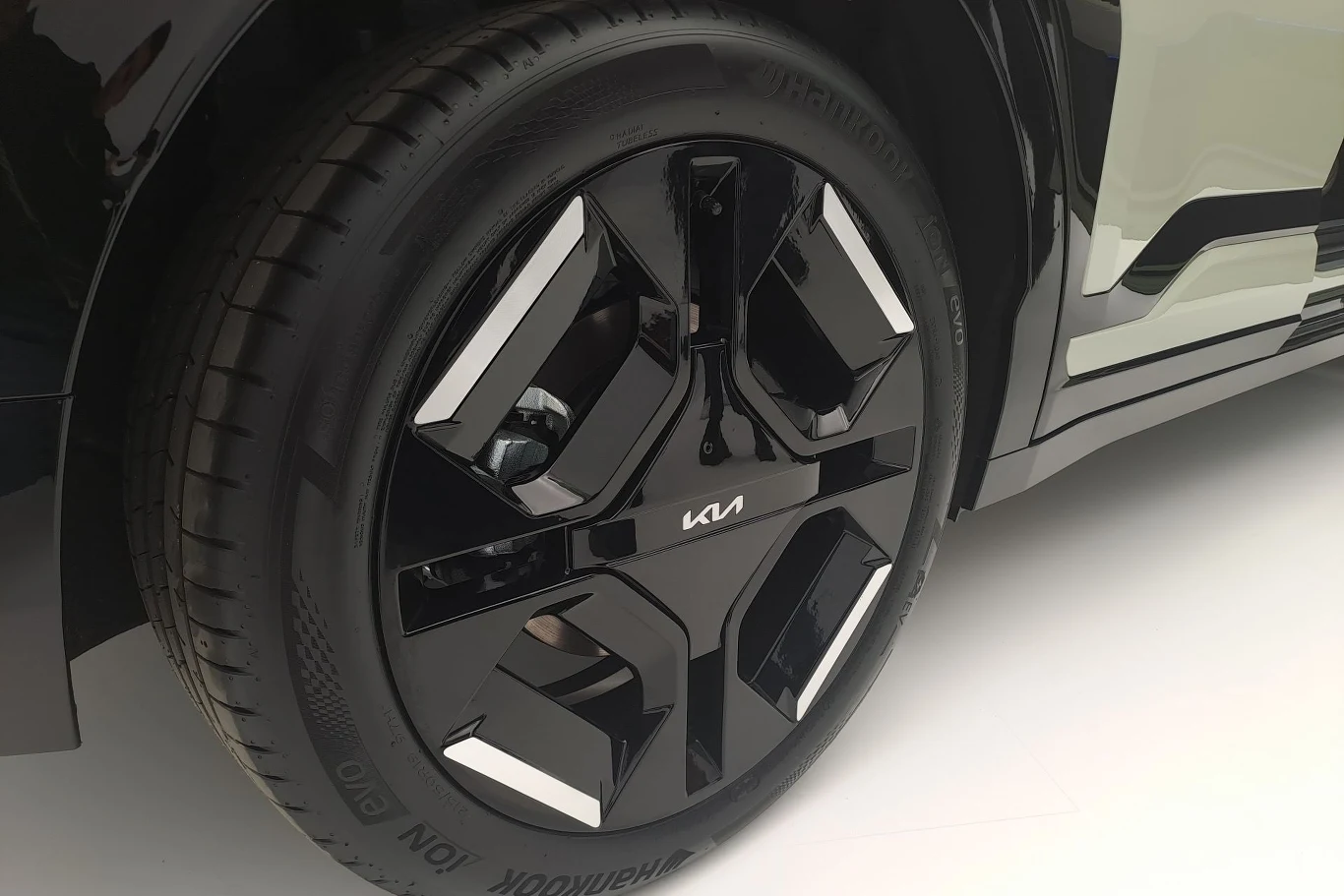 Kia EV3 ma 19-calowe diamentowo wycinane felgi. 