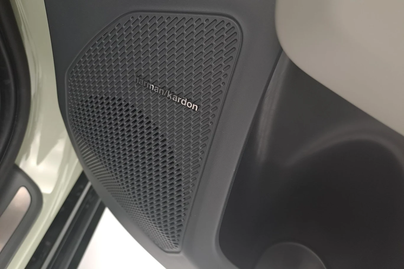 Melomani mogą liczyć na nagłośnienie firmy Harman Kardon.