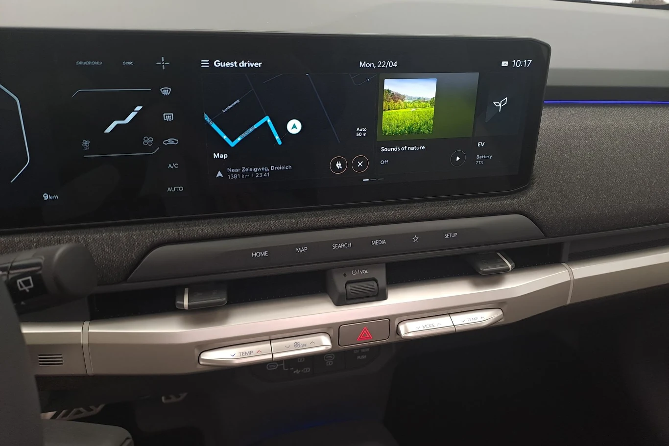 Do obsługi multimediów służy 12,3-calowy ekran. Obok niego znajduje się pięciocalowy wyświetlacz do obsługi klimatyzacji. Sterować temperaturą możemy również za pomocą fizycznych przełączników.