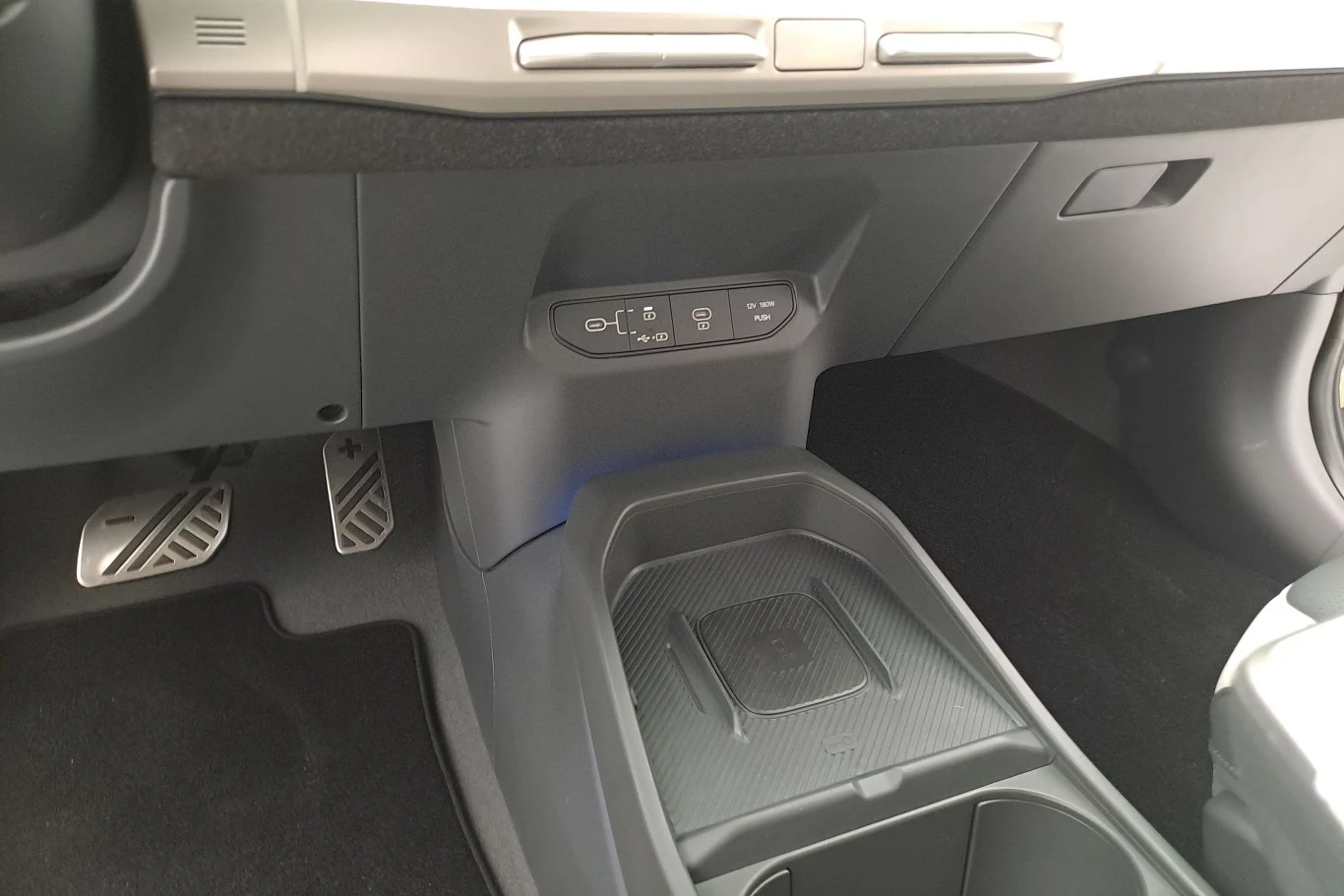 Na wyposażeniu będzie można znaleźć m.in. indukcyjną ładowarkę czy porty USB, także w przednich fotelach.