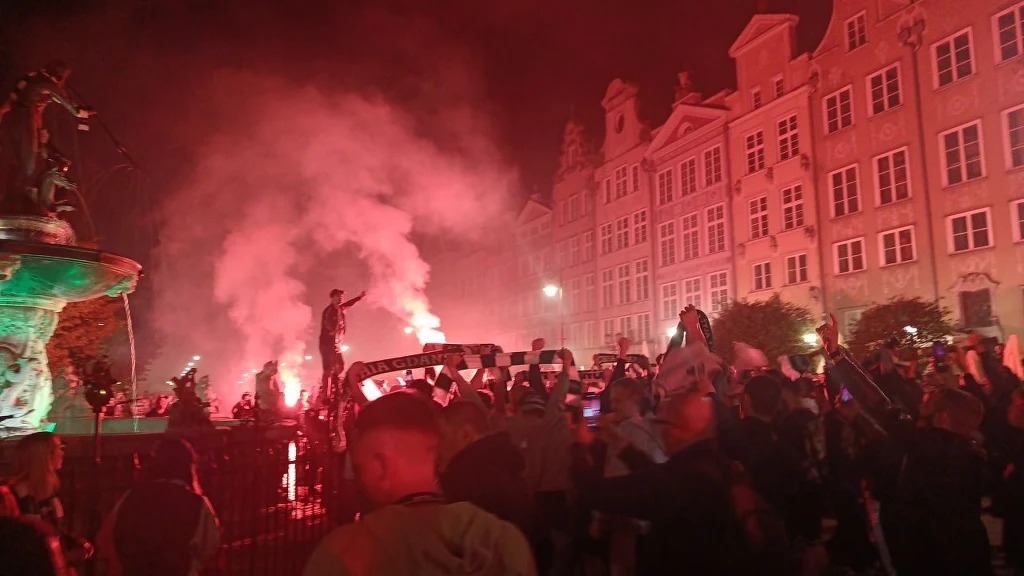 Kibice Lechii Gdańsk długo świętowali wygraną w derbach i rozgrywkach I ligi Kibice Lechii Gdańsk długo świętowali wygraną w derbach i rozgrywkach I ligi