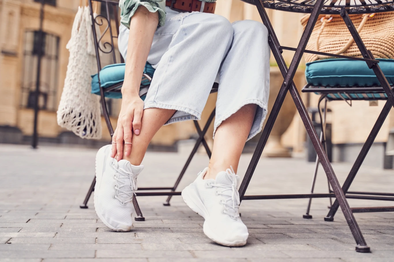 Białe trampki idealnie pasują do szerokich jeansów