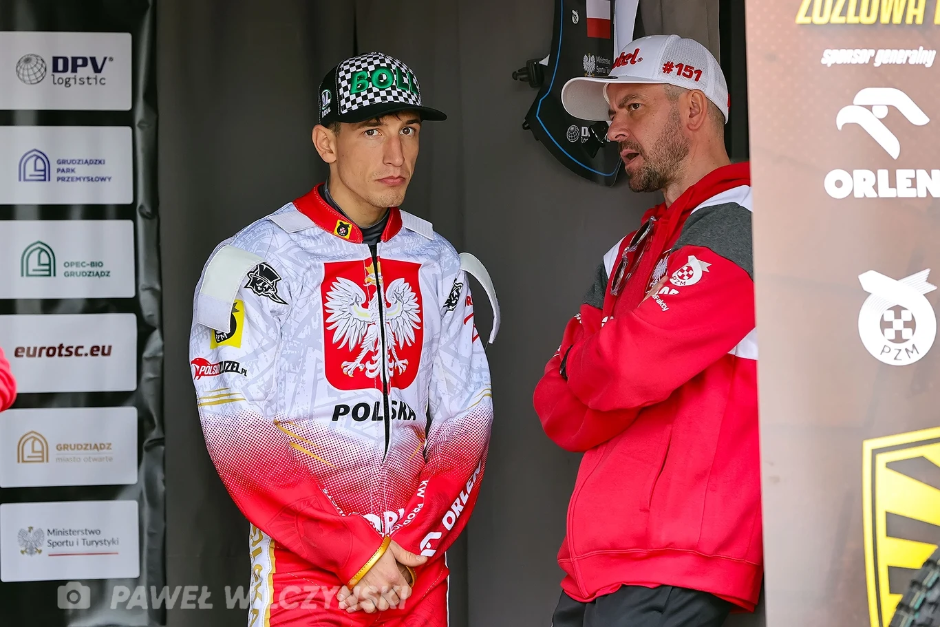 Piotr Pawlicki rozmawia z Piotrem Protasiewiczem.