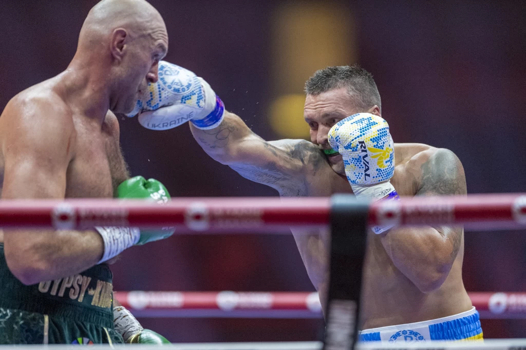 Ołeksandr Usyk (z prawej) i Tyson Fury Ołeksandr Usyk (z prawej) i Tyson Fury