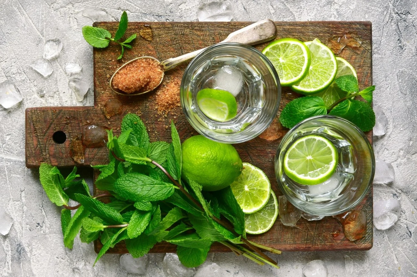 Zbierz wszystkie składniki do przygotowania mocktailu i włóż do drewnianej skrzynki Zbierz wszystkie składniki do przygotowania mocktailu i włóż do drewnianej skrzynki