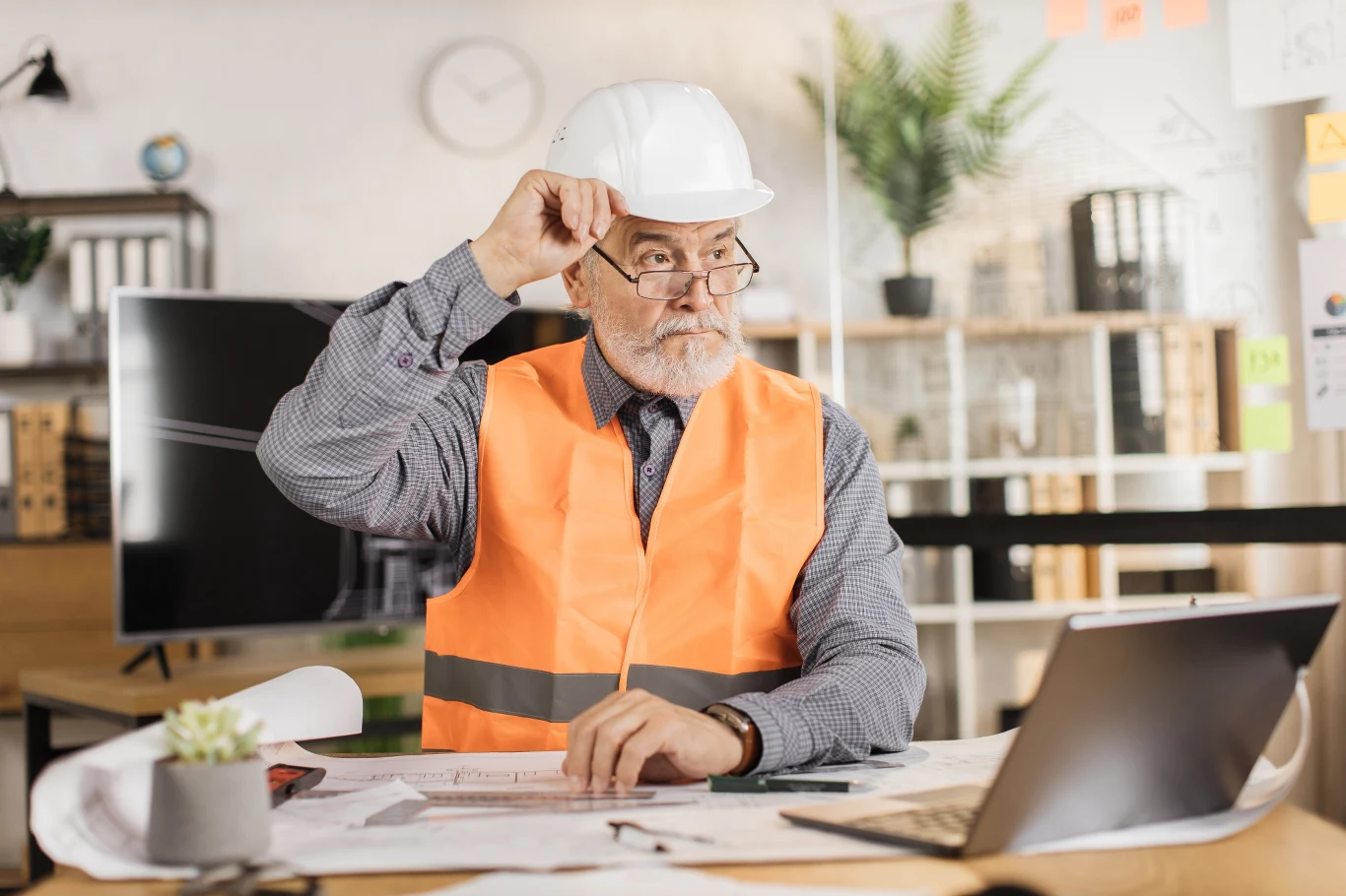 Wielu emerytów dorabia do pobieranego świadczenia. Niektórzy muszą jednak uważać na obowiązujące limity. 
