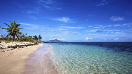 Plaża Pinney's Beach z widokiem na Morze Karaibskie w Nevis