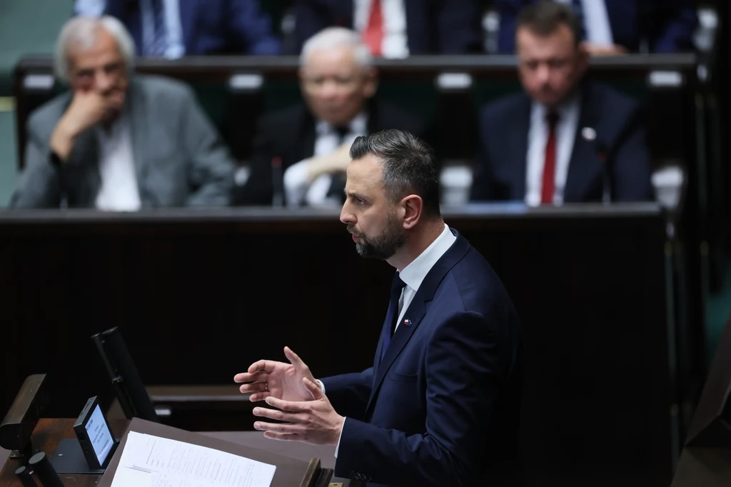 Szef MON w Sejmie. Zdaje raport o stanie bezpieczeństwa państwa Szef MON w Sejmie. Zdaje raport o stanie bezpieczeństwa państwa