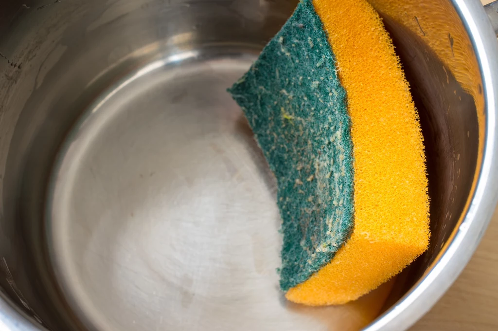 Mimo rosnącej popularności zmywarek, zastosowanie gąbek do naczyń w domach jest powszechne