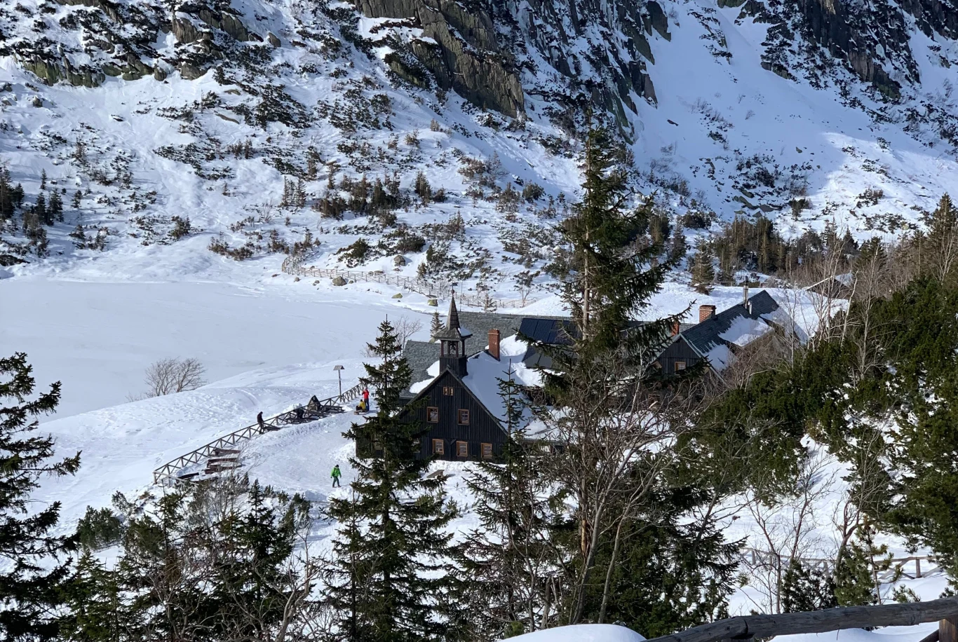 Schronisko górskie Samotnia znajduje się w okolicy Małego Stawu w Karkonoszach.