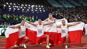 Przemysław Słowikowski (drugi z lewej) nie będzie w Rzymie bronić medalu wywalczonego w sztafecie latem 2022 roku