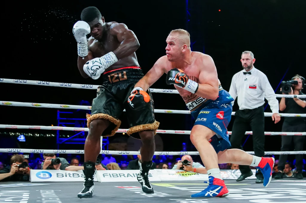 Łukasz Różański i Izu Ugonoh Łukasz Różański na tym kadrze w ofensywnej akcji przeciwko Izu Ugonohowi. W tamtym pojedynku także nie był faworytem