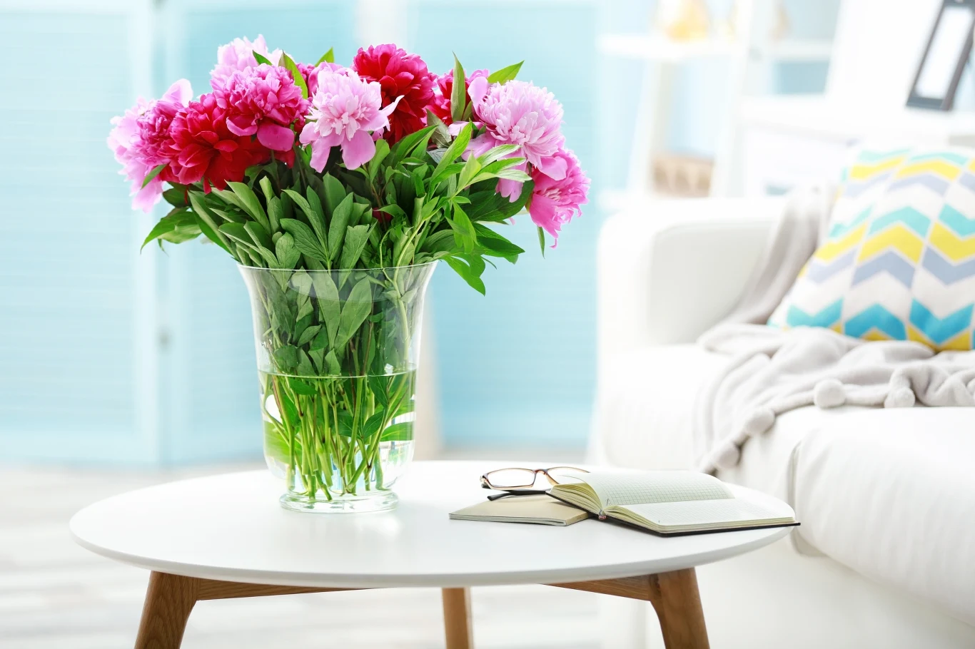 Piwonie w wazonie będą stały dłużej, jeśli zastosujemy trik z monetą lub aspiryną. 