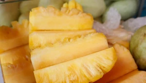 Świeży ananas zawiera bromelainę, enzym, który ma silne działanie przeciwzapalne i wzmacnia ogólną odporność organizmu.