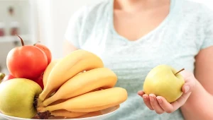 Dla osób z cukrzycą lub będących na diecie banany będą najgorszym wyborem, a jabłka - najlepszym, bo mają mniej kalorii, więcej błonnika i niski indeks glikemiczny