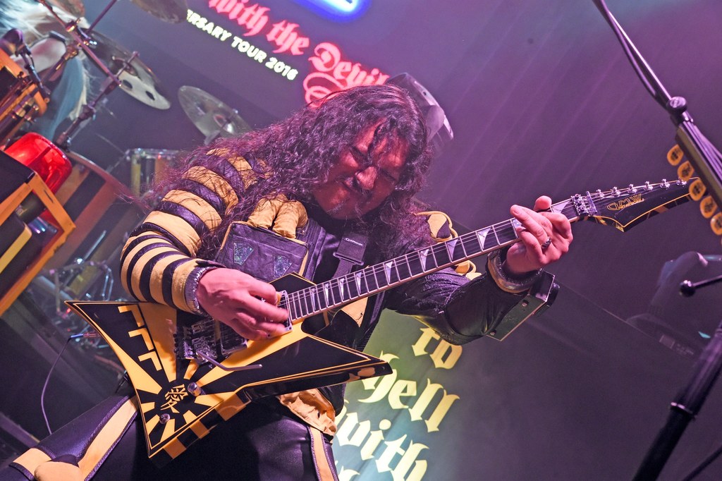 Oz Fox jest gitarzystą grupy Stryper