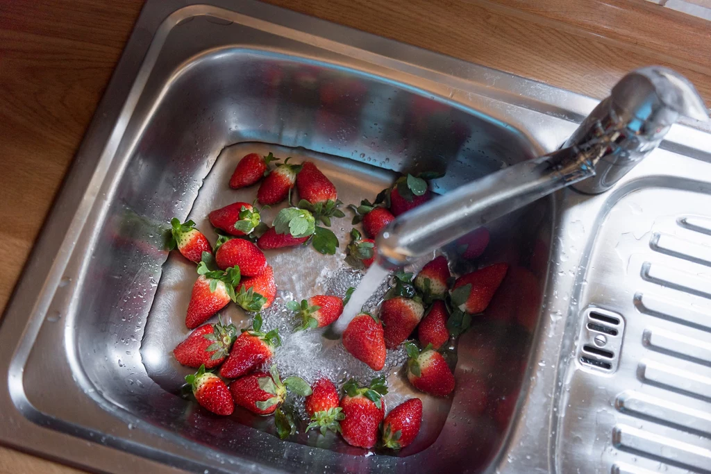 Mycie truskawek bezpośrednio w kuchennym zlewie nie jest dobrym pomysłem ze względu na dużą liczbę bakterii w tej części kuchni