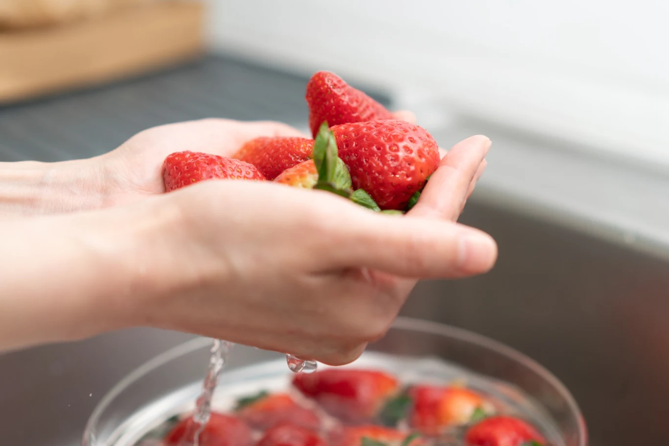 Zaczekajmy z myciem truskawek. Najlepiej zrobić to zaraz przed zjedzeniem