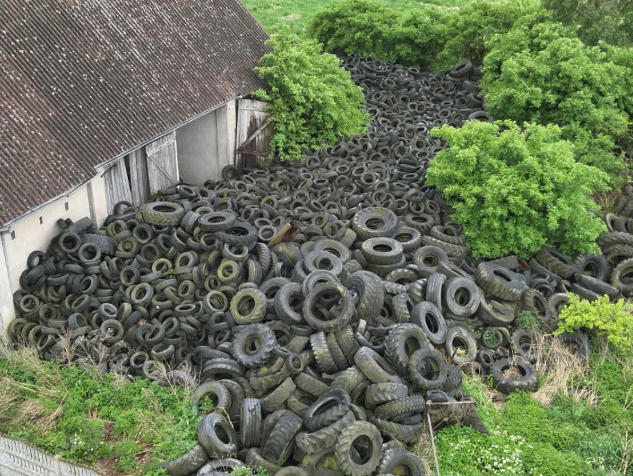 Nielegalne składowisko opon w pow. malborskim. Właścicielowi nieruchomości grozi wysoka kara Nielegalne składowisko opon w pow. malborskim. Właścicielowi nieruchomości grozi wysoka kara