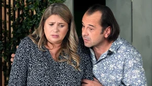 Aldona (Elżbieta Romanowska) wyzna Borysowi (Jakub Wieczorek), że boi się o Aleksa