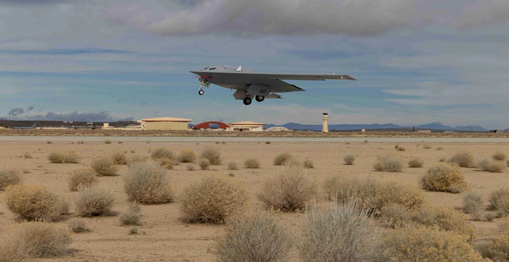 US Air Force zaprezentowało pierwsze oficjalne zdjęcia bombowca B-21 Raider w locie