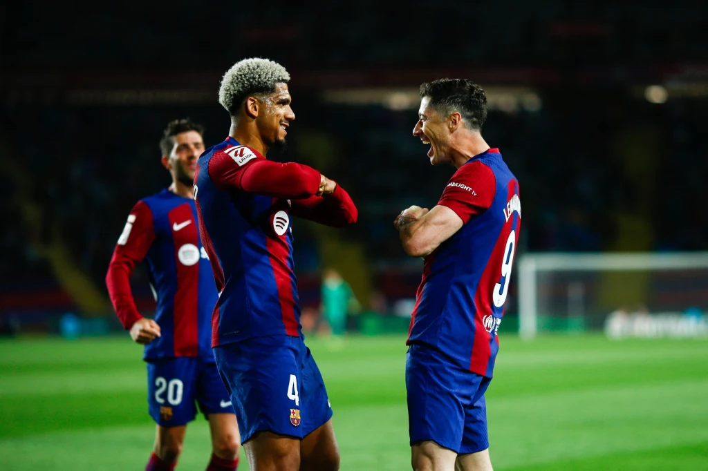 Ronald Araujo i Robert Lewandowski Ronald Araujo i Robert Lewandowski