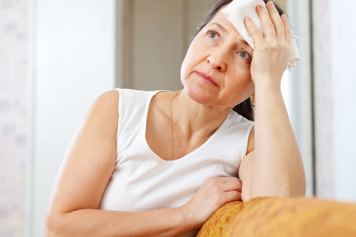 Predyspozycje genetyczne, wczesna pierwsza miesiączka czy palenie tytoniu to tylko kilka czynników, które wpływają na pojawienie się pierwszych objawów menopauzy