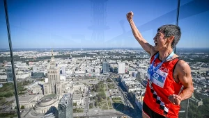 Wydarzenie „Wbiegnij na Varso Tower” przyciąga zarówno biegaczy amatorów, jak i profesjonalistów