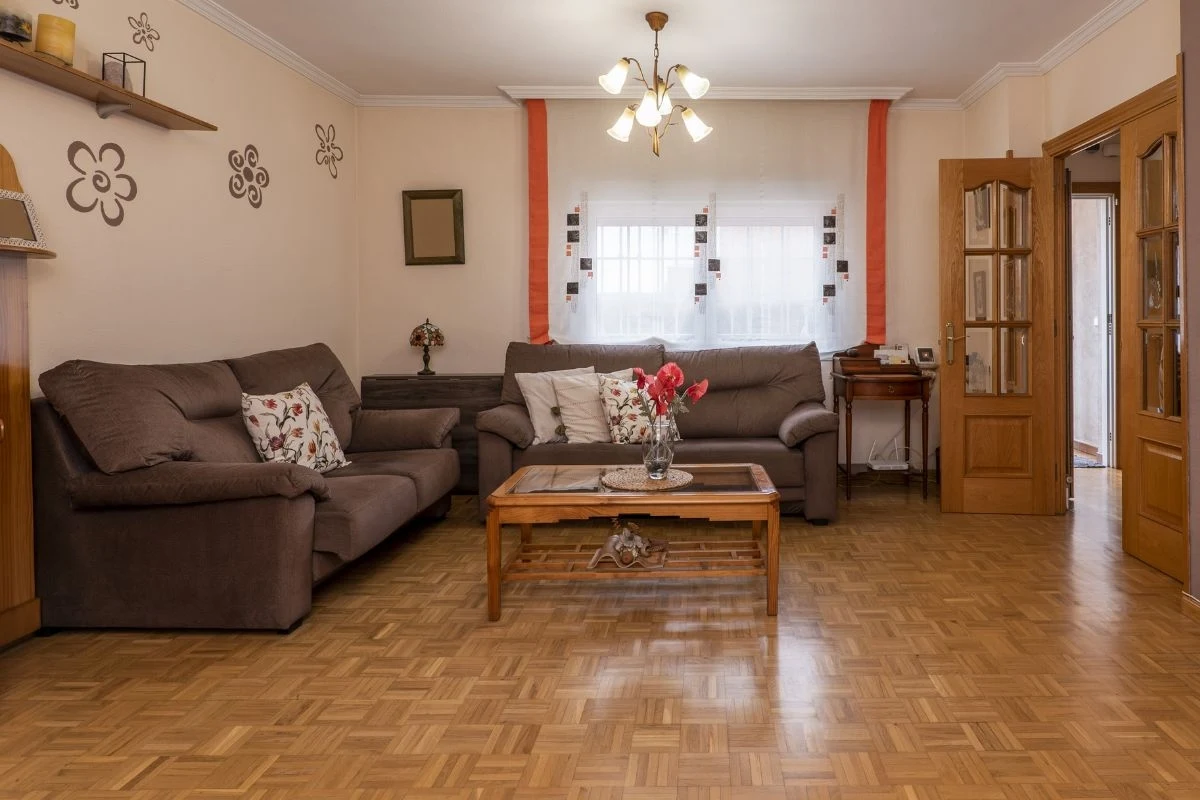 Czego lepiej pozbyć się z mieszkania? Nie wszystkie dekoracje są pożądane Trzy najgorsze dodatki do domu. Sprawią, że salon będzie wyglądać tandetnie