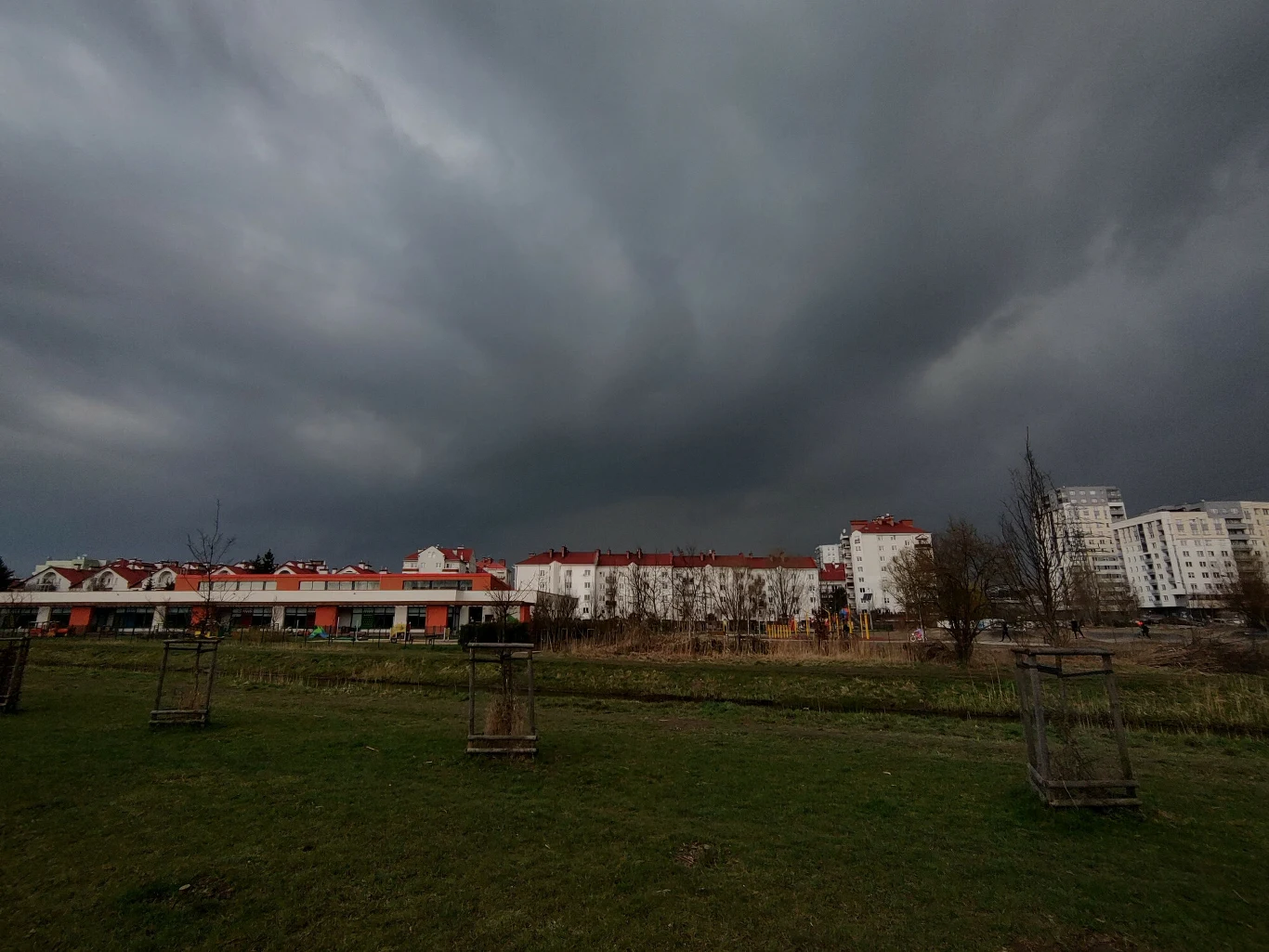 Burze w Polsce zostaną na dłużej. Jedynie pod koniec weekendu może się na pewien czas nieco uspokoić - informuje dyżurny synoptyk IMGW Michał Kowalczuk Burze w Polsce zostaną na dłużej. Jedynie pod koniec weekendu może się na pewien czas nieco uspokoić - informuje dyżurny synoptyk IMGW Michał Kowalczuk