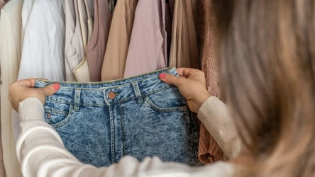 Istnieje sposób, by optycznie wydłużyć i wysmuklić nogi. Wystarczy dobrać odpowiedni krój spodni. 