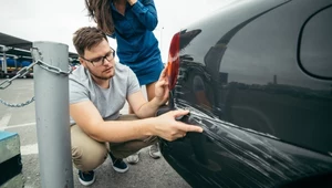 Tysiące zł kary za wypadek autem na minuty? Operatorzy wyjaśniają