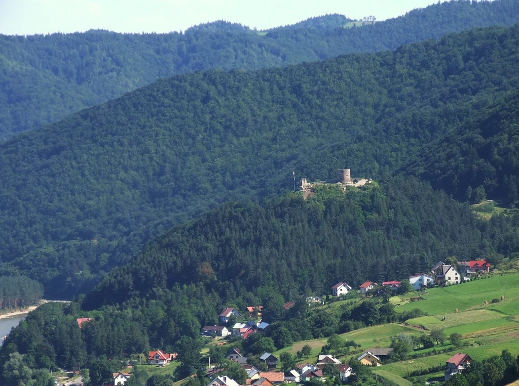 Zamek w Rytrze położony jest na wzniesieniu nad Popradem.