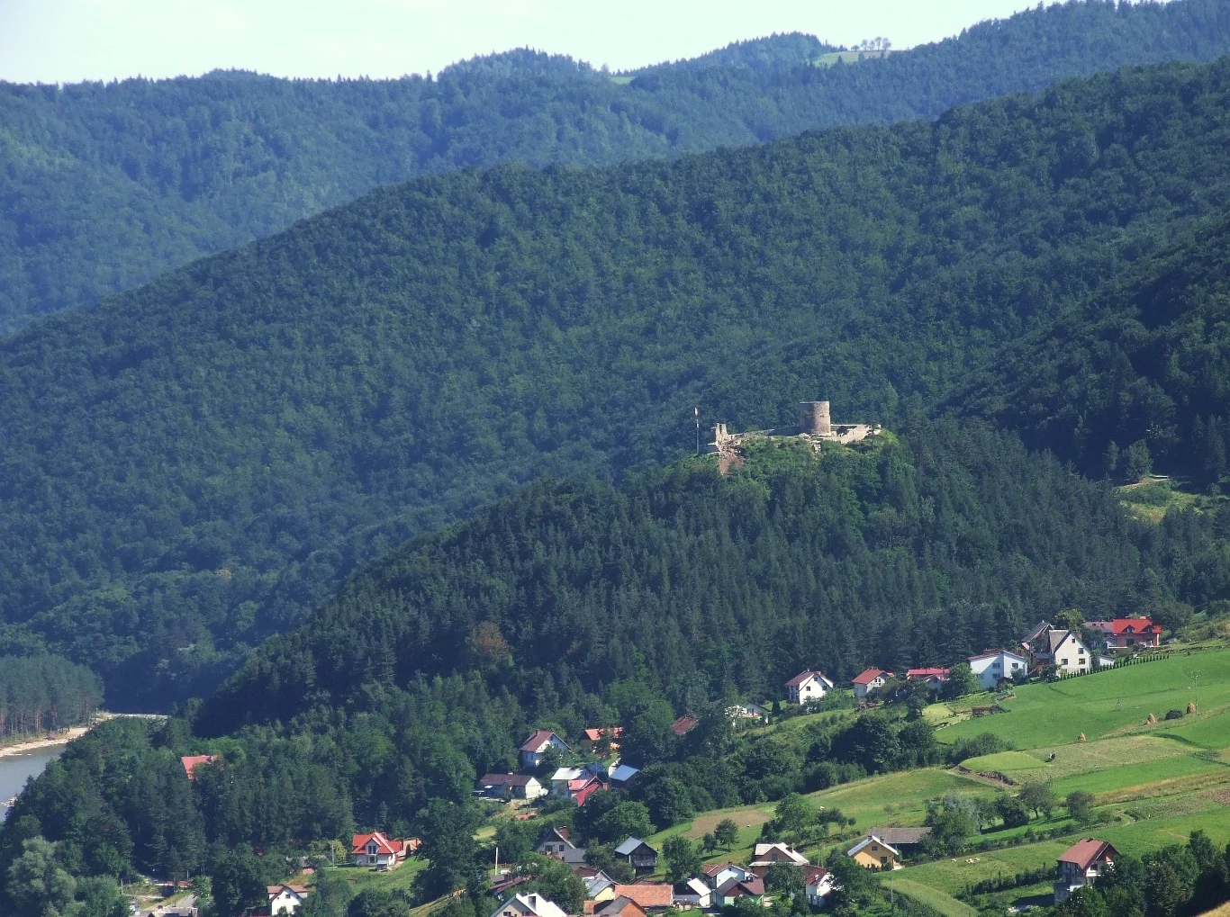 Zamek w Rytrze położony jest na wzniesieniu nad Popradem. Zamek w Rytrze położony jest na wzniesieniu nad Popradem.