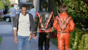 Eddie Murphy w scenie z filmu "Gliniarz z Beverly Hills"
