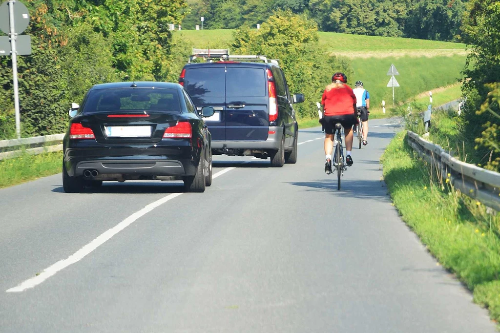 Czy można najechać na linię ciągłą podczas wyprzedzania rowerzysty?