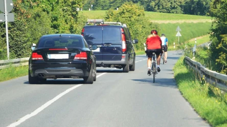 Czy można najechać na linię ciągłą podczas wyprzedzania rowerzysty?