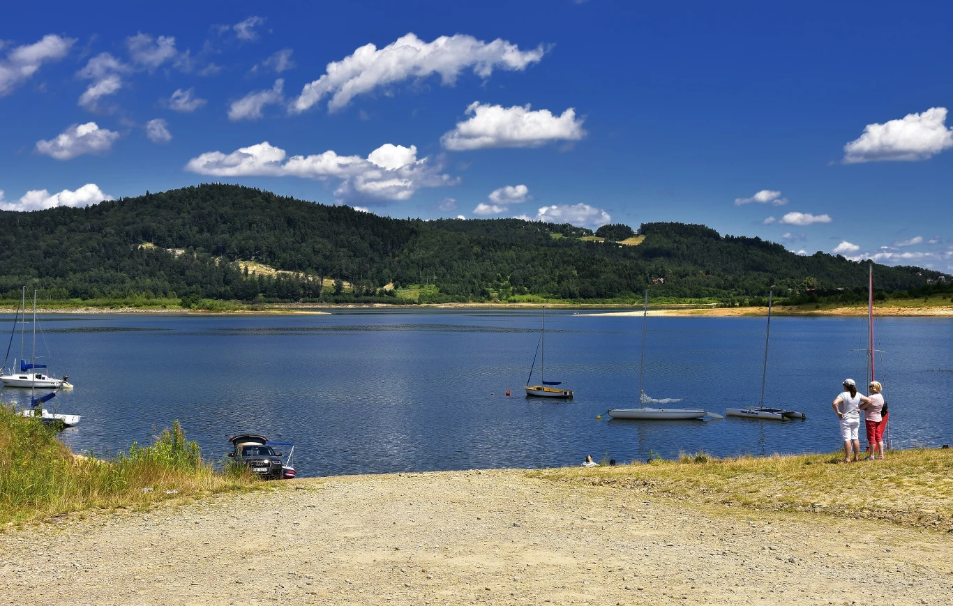 Jezioro Mucharskie oddalone jest od Krakowa o około godzinę drogi. To miejsce, do którego warto pojechać, by miło spędzić czas. Jezioro Mucharskie oddalone jest od Krakowa o około godzinę drogi. To miejsce, do którego warto pojechać, by miło spędzić czas.